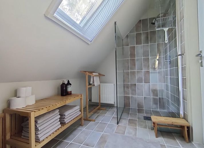 Achterzijde van Vakantiehuis in Spier met zonnig terras in het hart van Midden Drenthe.