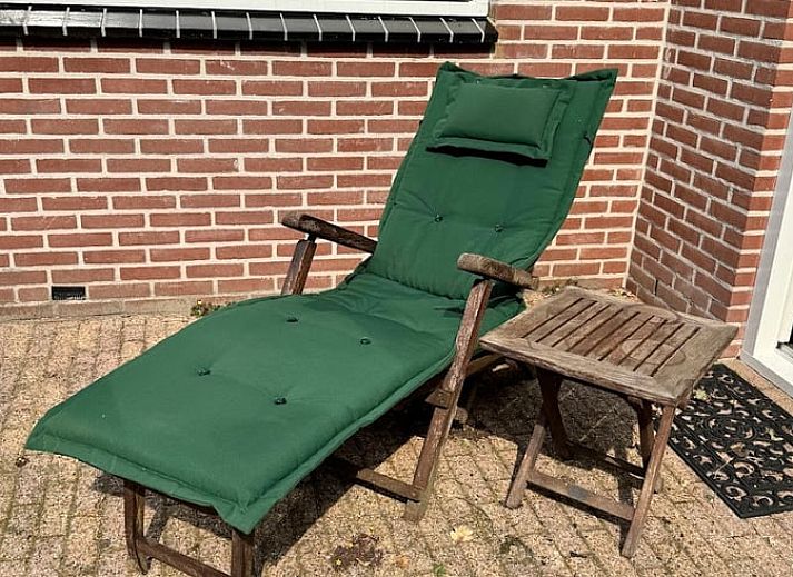 Lichte woonkamer van Vakantiehuis in Spier met uitzicht op de groene omgeving van Drenthe.