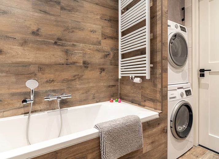 Gezellige zithoek in Vakantiehuisje in Spier, Midden Drenthe met moderne haard.