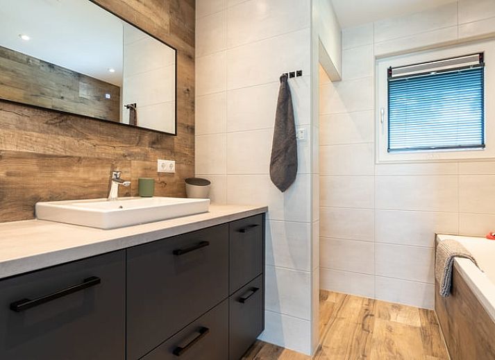 Gezellige zithoek in Vakantiehuisje in Spier, Midden Drenthe met moderne haard.