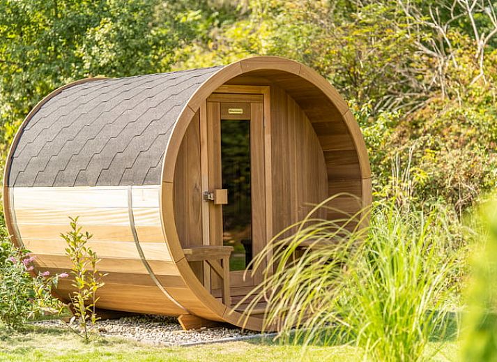 Terras met picknicktafel en parasol bij Vakantiehuisje in Spier, Midden Drenthe.