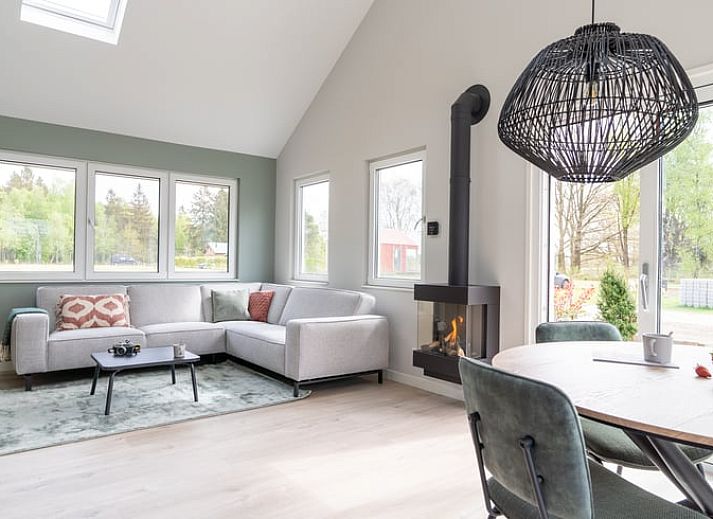 Terras met picknicktafel en parasol bij Vakantiehuisje in Spier, Midden Drenthe.