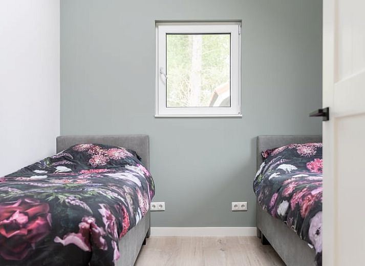 Slaapkamer in Vakantiehuisje in Spier, Drenthe met comfortabel tweepersoonsbed.