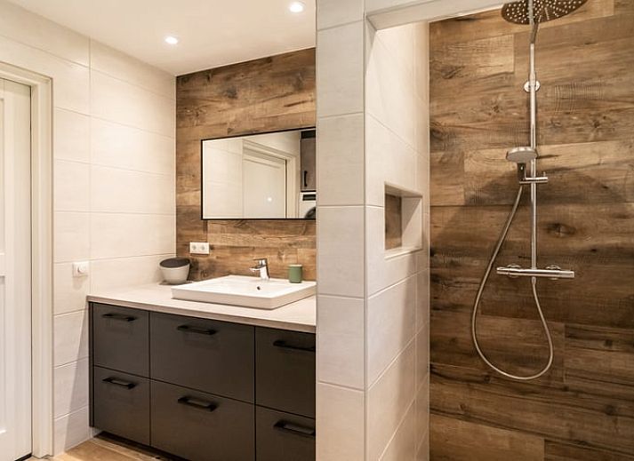 Slaapkamer in Vakantiehuisje in Spier, Drenthe met comfortabel tweepersoonsbed.