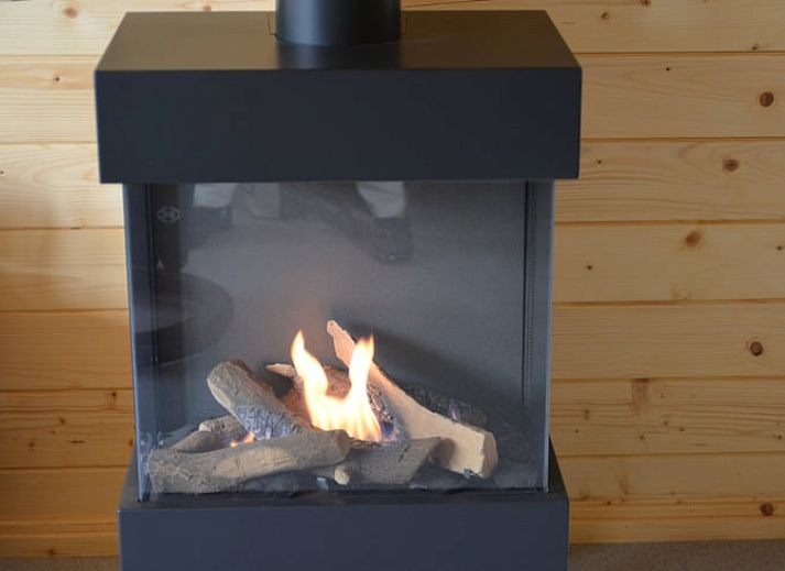 Sunny terrace at Cottage in Spier, vacation home in Central Drenthe, ideal for outdoor dining and relaxing.