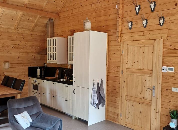 Sunny terrace at Cottage in Spier, vacation home in Central Drenthe, ideal for outdoor dining and relaxing.