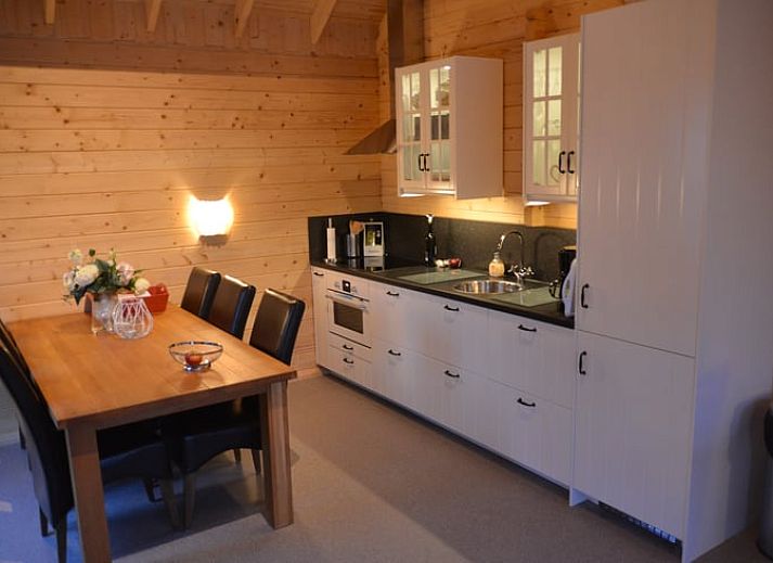 Sunny terrace at Cottage in Spier, vacation home in Central Drenthe, ideal for outdoor dining and relaxing.