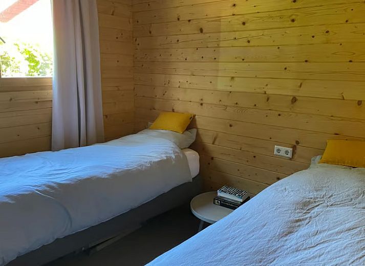 Ferienhaus DG1871 in Spier, Mittel-Drenthe mit Blick auf einen ueppigen Garten und eine Terrasse.