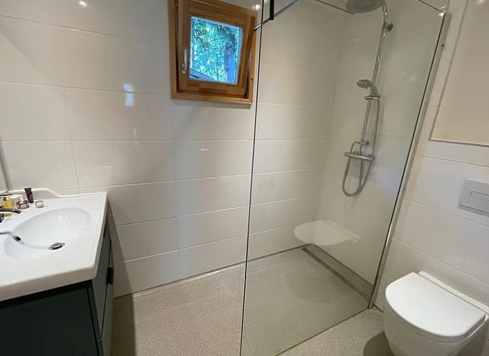 Gemuetliches Schlafzimmer im Ferienhaus DG1871, Spier, Midden Drenthe mit Holzausstattung.