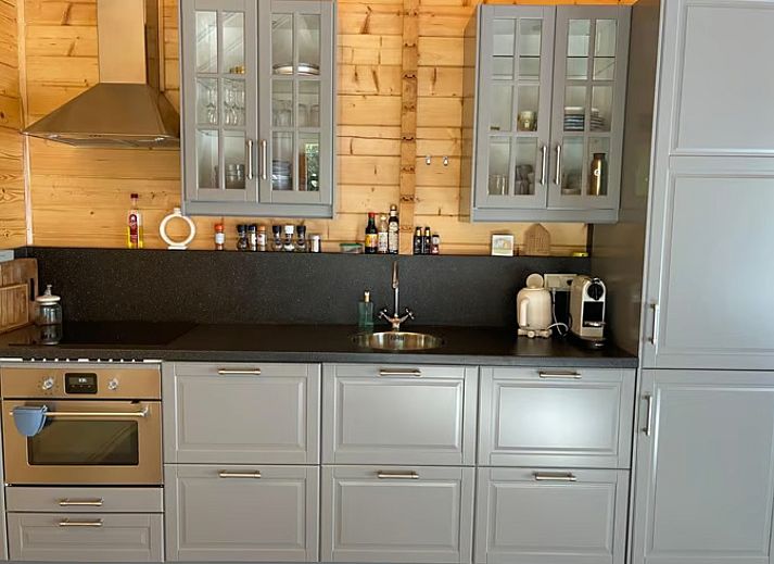 Gemuetliches Schlafzimmer im Ferienhaus DG1871, Spier, Midden Drenthe mit Holzausstattung.