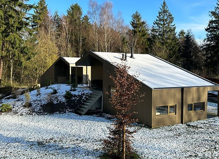 Luchtfoto van Vakantiehuisje in Spier, Midden Drenthe, omgeven door weelderige natuur en bossen.