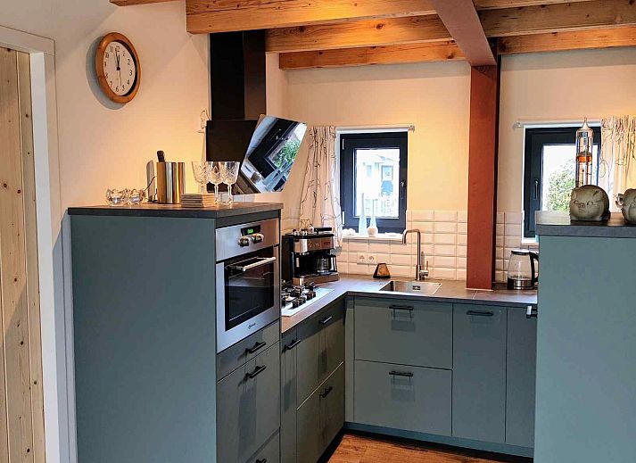 Praktische Waschkueche im Ferienhaus DG1552, Spier, Midden Drenthe, mit Waschmaschine und Trockner.