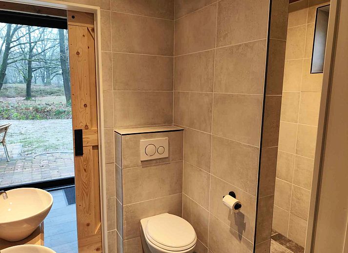 Stilvoller Flur im Ferienhaus DG1552, Spier, Drenthe, mit Kunst an der Wand und modernen Moebeln.