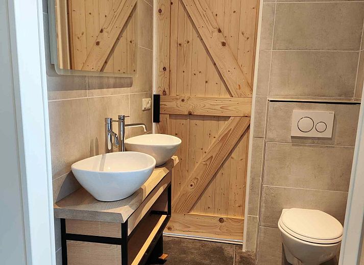 Stilvoller Flur im Ferienhaus DG1552, Spier, Drenthe, mit Kunst an der Wand und modernen Moebeln.