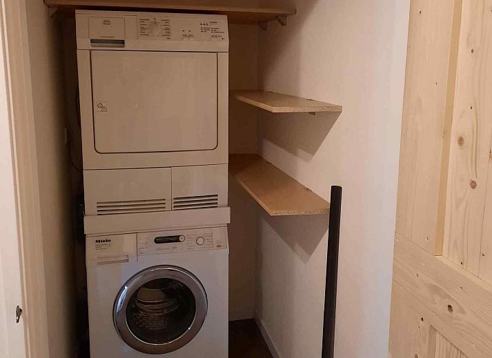 Stilvoller Flur im Ferienhaus DG1552, Spier, Drenthe, mit Kunst an der Wand und modernen Moebeln.