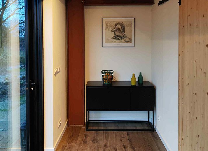 Stilvoller Flur im Ferienhaus DG1552, Spier, Drenthe, mit Kunst an der Wand und modernen Moebeln.