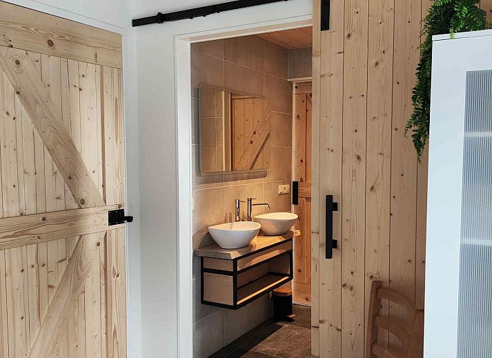 Modernes Badezimmer im Ferienhaus DG1552, Spier, Drenthe, mit Doppelwaschbecken und Holzschiebetuer.