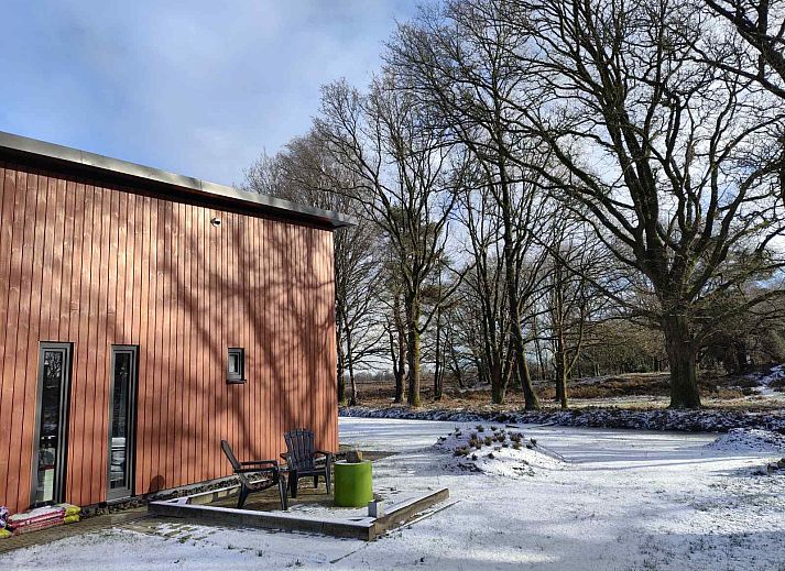 Modernes Badezimmer im Ferienhaus DG1552, Spier, Drenthe, mit Doppelwaschbecken und Holzschiebetuer.