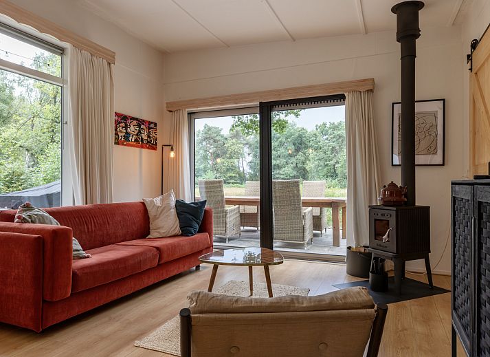 Terrasse des Ferienhauses DG1812 in Spier mit Grill und Sitzgelegenheit.