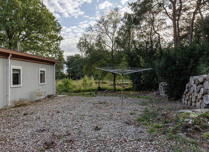 Terrasse des Ferienhauses DG1812 in Spier mit Grill und Sitzgelegenheit.