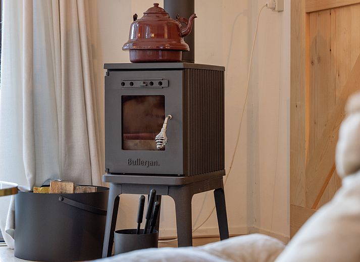 Terrasse des Ferienhauses DG1812 in Spier mit Grill und Sitzgelegenheit.