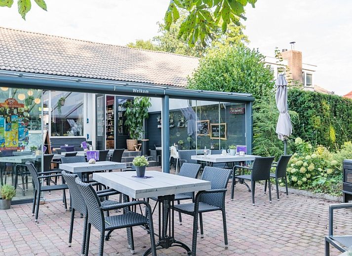 Het Kleine Verschil vakantiehuis in Zwiggelte, Drenthe met groene tuin en terras.