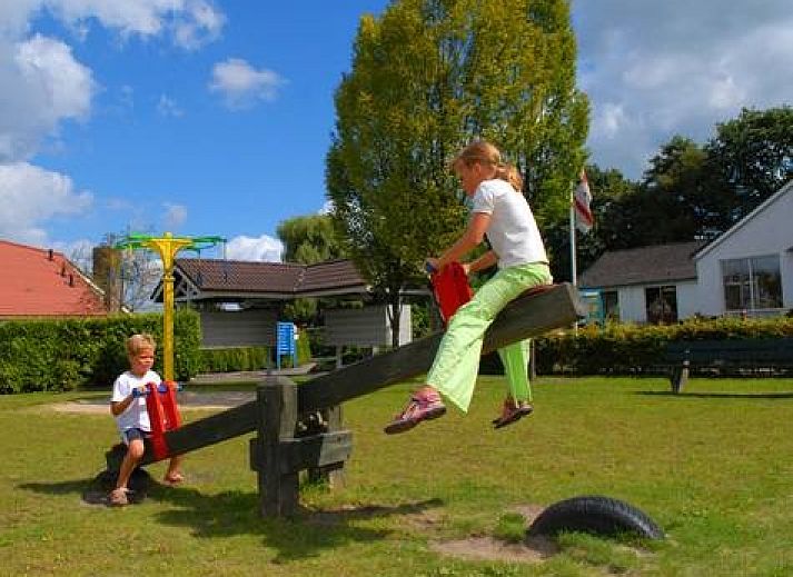 Gezellige woonkamer met uitzicht op tuin in Het Kleine Verschil, Zwiggelte.