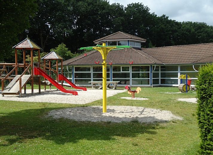 Gezellige woonkamer met uitzicht op tuin in Het Kleine Verschil, Zwiggelte.