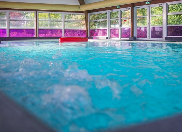 Gezellige woonkamer met uitzicht op tuin in Het Kleine Verschil, Zwiggelte.