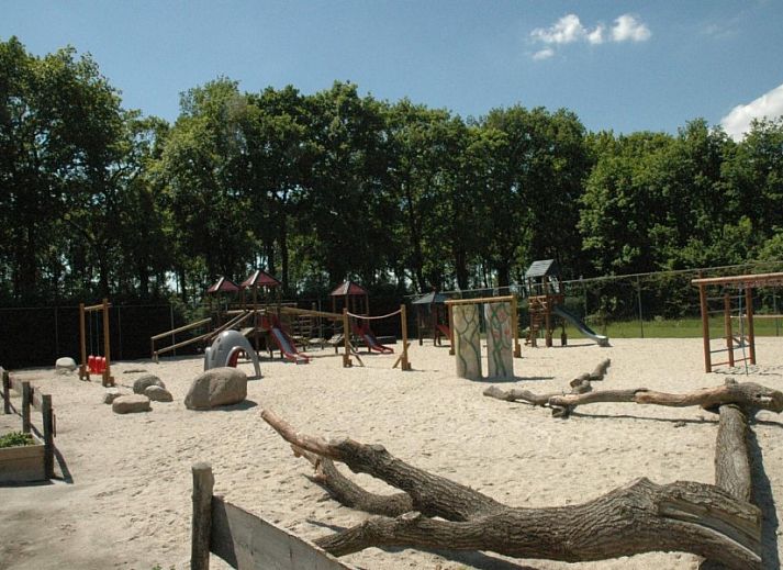 Buitenterras van Het Kleine Verschil, vakantiehuis in Zwiggelte, omgeven door natuur.