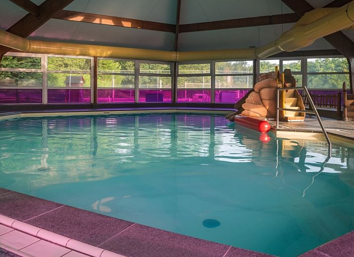 Buitenterras van Het Kleine Verschil, vakantiehuis in Zwiggelte, omgeven door natuur.