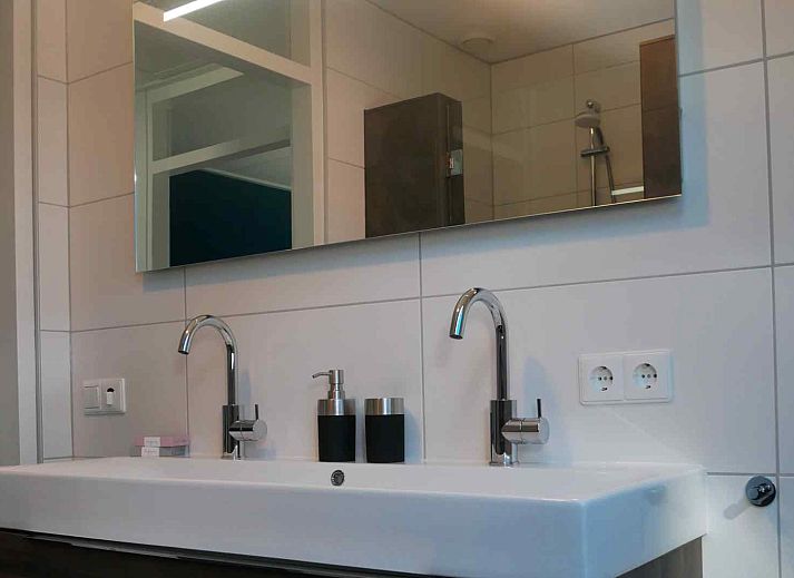 Sfeervolle slaapkamer in vakantiehuis DG1609, Hoogersmilde, Midden Drenthe, met comfortabel bed en warme verlichting.