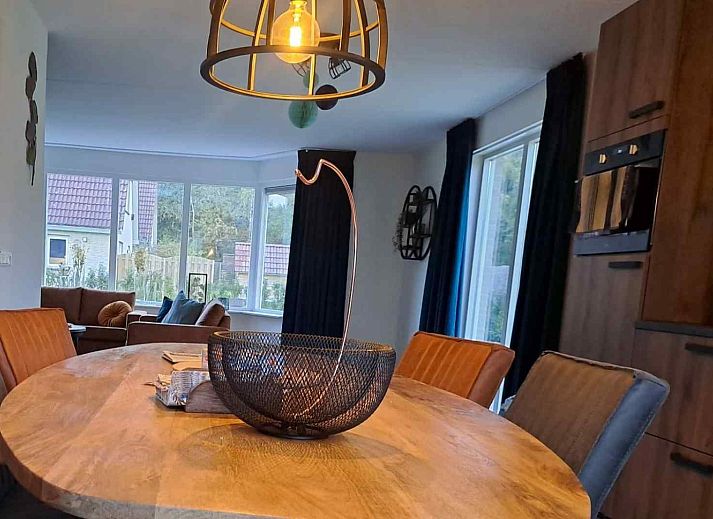 Sfeervolle slaapkamer in vakantiehuis DG1609, Hoogersmilde, Midden Drenthe, met comfortabel bed en warme verlichting.