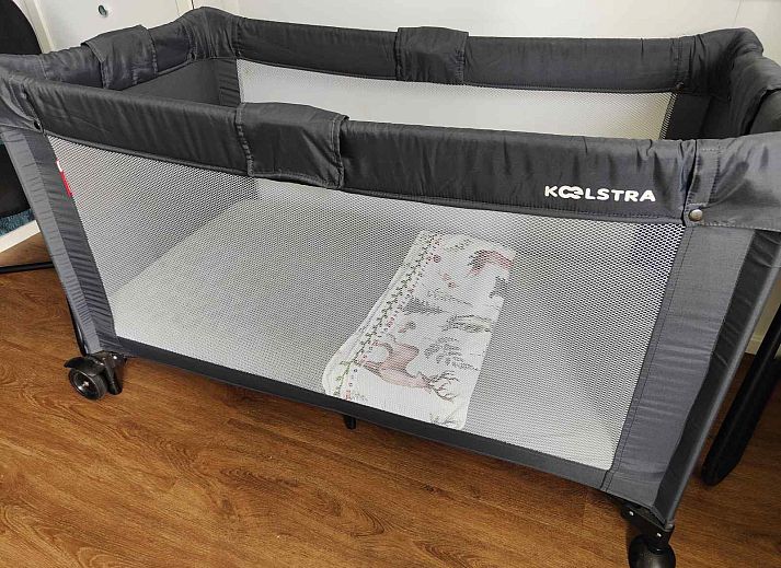 Sfeervolle slaapkamer in vakantiehuis DG1609, Hoogersmilde, Midden Drenthe, met comfortabel bed en warme verlichting.