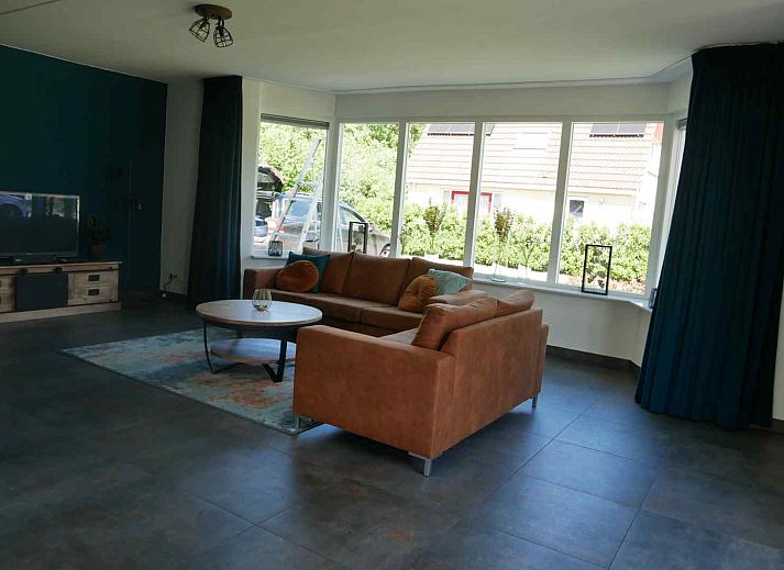 Sfeervolle slaapkamer in vakantiehuis DG1609, Hoogersmilde, Midden Drenthe, met comfortabel bed en warme verlichting.