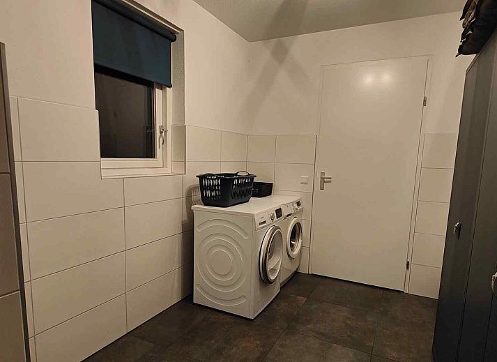 Moderne badkamer in vakantiehuis DG1609, Hoogersmilde, Midden Drenthe, met stijlvolle douche en toilet.