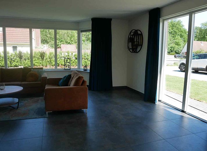 Moderne badkamer in vakantiehuis DG1609, Hoogersmilde, Midden Drenthe, met stijlvolle douche en toilet.