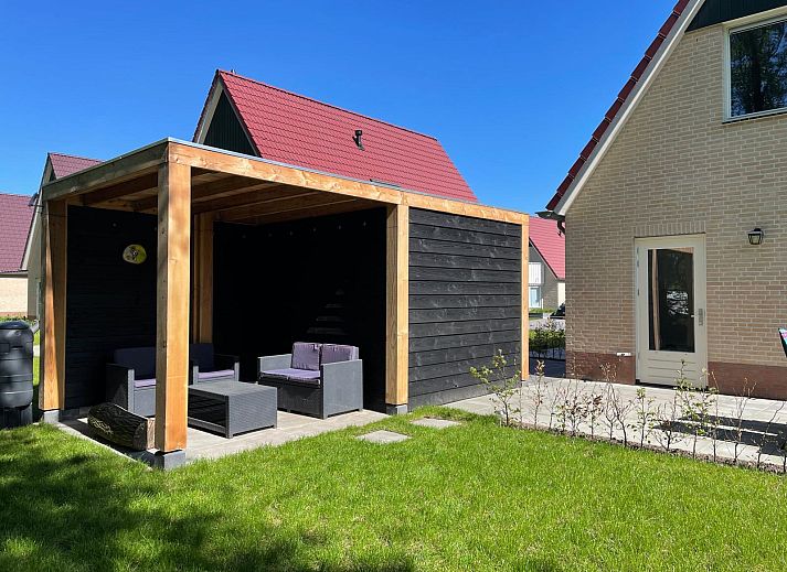 DG1639 vakantiehuis in Hoogersmilde, Drenthe met zonnig terras en tuin.