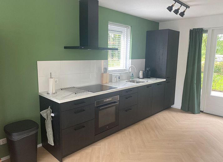 Eetruimte in DG1639 vakantiehuis Hoogersmilde met natuurdecor en lichtinval.