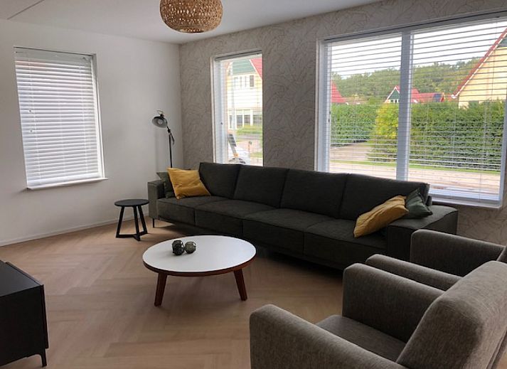 Eetruimte in DG1639 vakantiehuis Hoogersmilde met natuurdecor en lichtinval.