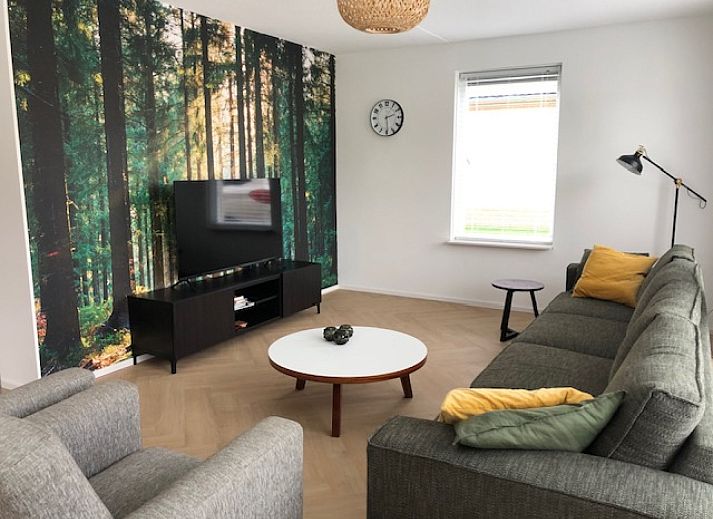 Eetruimte in DG1639 vakantiehuis Hoogersmilde met natuurdecor en lichtinval.