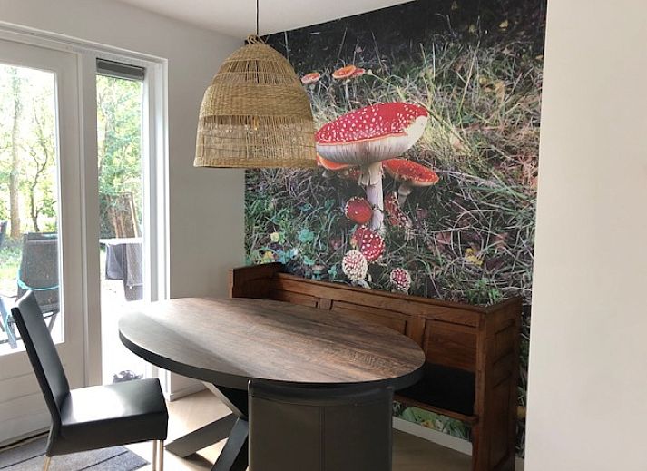 Vooraanzicht van DG1639 vakantiehuis in Hoogersmilde, omringd door natuur.