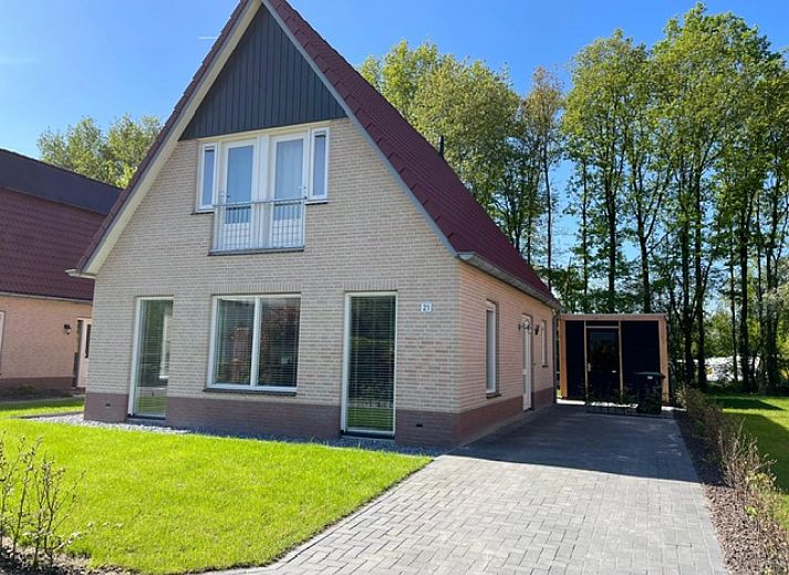 Vooraanzicht van DG1639 vakantiehuis in Hoogersmilde, omringd door natuur.