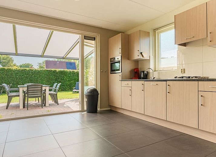 Ferienhaus in Schoonloo, Midden Drenthe, mit roten Dachziegeln und Balkon, ideal fuer einen entspannten Aufenthalt in der Natur von Drenthe.