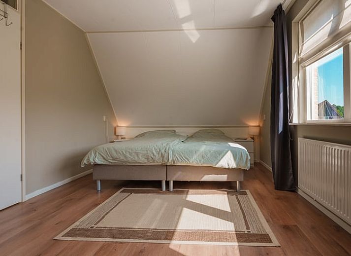 Ferienhaus in Schoonloo, Midden Drenthe, mit roten Dachziegeln und Balkon, ideal fuer einen entspannten Aufenthalt in der Natur von Drenthe.