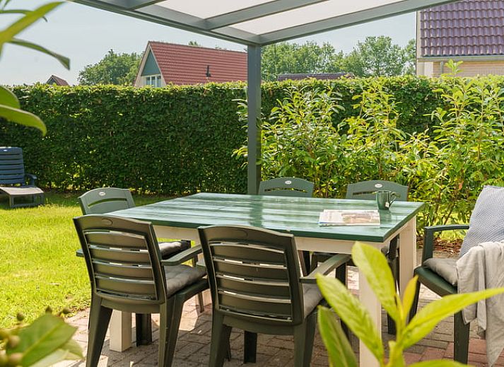 Gemuetliches Wohnzimmer des Ferienhauses in Schoonloo, Midden Drenthe, mit moderner Einrichtung und komfortabler Sitzecke.