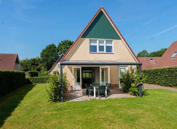 Moderne Kueche im Ferienhaus in Schoonloo, Midden Drenthe, mit Blick auf eine sonnige Terrasse und einen gruenen Garten.