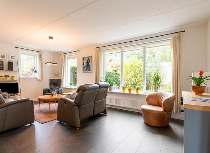 Gezellige tuin bij Vakantiehuis in Schoonloo, Midden Drenthe, met terras en groen.