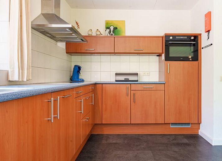 Ruime keuken in Vakantiehuis in Schoonloo, Midden Drenthe, met moderne apparatuur.