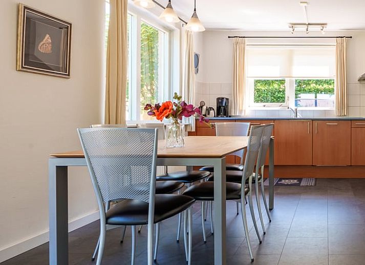 Ruime keuken in Vakantiehuis in Schoonloo, Midden Drenthe, met moderne apparatuur.